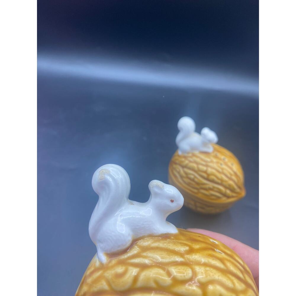 Vintage Enesco White Squirrels on Walnuts Nuts E4155 Salt & Pepper Shakers - Picture 3 of 10